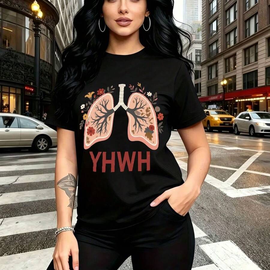 Camiseta de mujer con estampado artístico de pulmones humanos detallados y flores delicadas sobre fondo negro con letras YHWH en rojo - camiseta casual de manga corta, ajuste cómodo y fresco, estilo urbano y alternativo con toque espiritual - ideal p - Negro - Ver 1