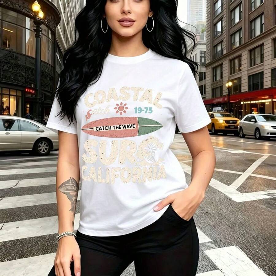 Camiseta de mujer con estampado retro "Coastal Catch the Wave Surf California" y tablas de surf rosa y verde - diseño urbano con tipografía arqueada, ajuste cómodo y fresco, estilo casual para el día a día en la ciudad - regalo perfecto para mamá, es - Blanco - Ver 1