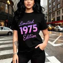 Camiseta de mujer con estampado de chica urbana en cruce peatonal, diseño estilo "Limited Edition 1975" con letras cursivas y degradado rosa a morado - camiseta casual de manga corta con ajuste cómodo y moderno, ideal para paseos por la ciudad, salid - Negro - Ver 10