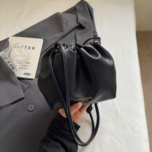 Bolso de mano moderno y versátil para mujer, estilo casual elegante con un toque de alta gama, bolso de hombro estiloso ideal para ir de compras. - Negro con colgante - Ver 8