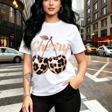 Camiseta de mujer con estampado de chica urbana con cabello ondulado y la palabra Cherry en dorado sobre cerezas con estampado de leopardo - camiseta casual de manga corta, ajuste cómodo y moderno, estilo callejero y atrevido - ideal para paseos por - Blanco - Ver 9