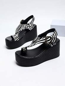 Black & White Pattern Toe Cap + Thick Sole Comfortable Height-Increasing Wedge Sandals With Metal Buckle, Versatile Fashionable Style For Outdoor, Vacation, Daily Wear And Commuting - Black and White - View 9