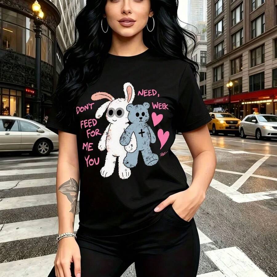 Camiseta de mujer con estampado de conejo tipo Joker y oso sosteniéndose de la mano sobre fondo rosa - camiseta casual de manga corta, ajuste cómodo y estilo urbano alternativo - ideal para paseos por la ciudad, salidas con amigas y regalo per - Negro - Ver 1