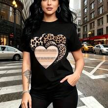 Camiseta de mujer con estampado de dos corazones superpuestos, uno con patrón de leopardo en tonos marrones y otro con rayas en rosa suave y beige - camiseta casual de manga corta con ajuste cómodo y estilo urbano moderno - ideal para paseos por la c - Negro - Ver 8