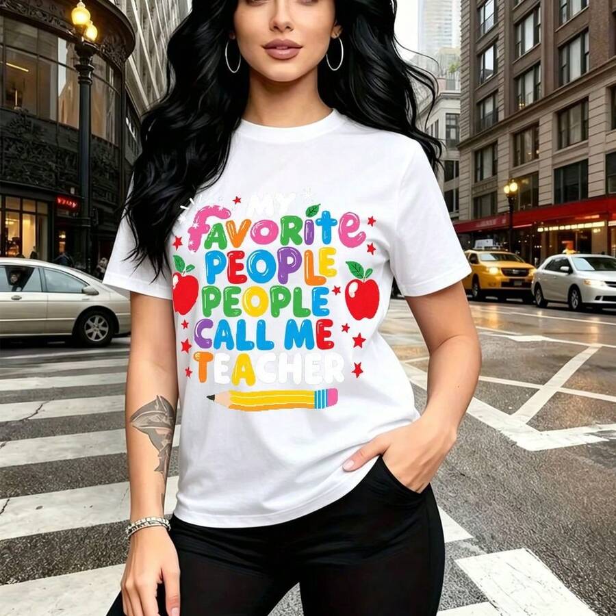 Camiseta de mujer con estampado de profesora sonriente y texto divertido "My Favorite People Call Me Teacher" con manzanas, lápices y estrellas - camiseta casual de algodón suave, ajuste cómodo y estilo urbano moderno - ideal para el Día de la Madre, - Blanco - Ver 1