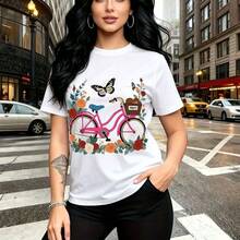 Camiseta de mujer con estampado vibrante de bicicleta rosa rodeada de flores naranjas, rojas y azules, hojas verdes, pájaro y mariposa - camiseta casual de manga corta con cuello redondo, ajuste cómodo y fresco ideal para el clima cálido - estilo urb - Blanco - Ver 11