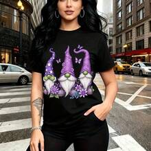 Camiseta de mujer con estampado whimsical de tres duendes púrpuras con barbas y sombreros verdes adornados con mariposas y flores - camiseta casual de manga corta, ajuste cómodo y fresco, estilo urbano divertido y alegre - ideal para paseos por la ci - Negro - Ver 11