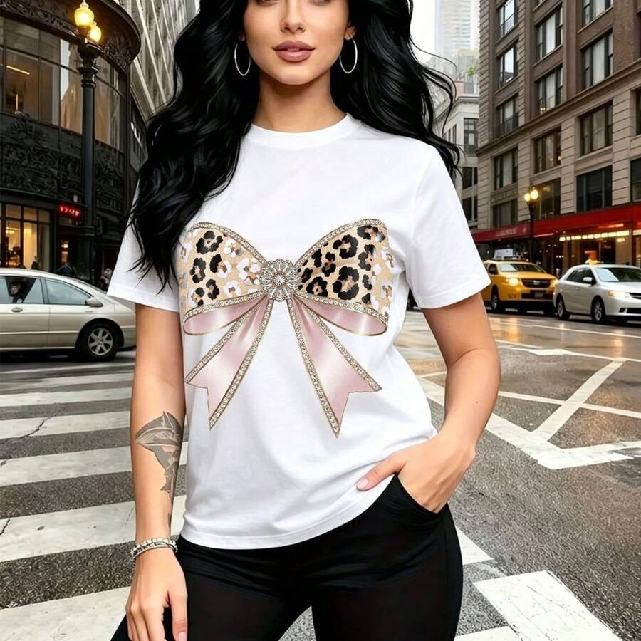 Camiseta de mujer con estampado de gran lazo decorativo en centro con patrón de leopardo y cintas rosa satinadas con brillantes cristales - camiseta casual de manga corta, ajuste cómodo y moderno, estilo urbano para ciudad - ideal para paseos por la - Blanco - Ver 1