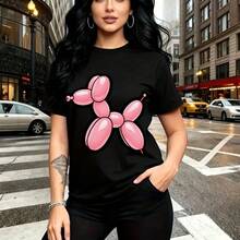 Camiseta de mujer con estampado de perro hecho de globo rosa y cabello largo ondulado en calle urbana - camiseta casual de manga corta, ajuste cómodo y estilo moderno con aros plateados y tatuaje visible - ideal para paseos por la ciudad, salidas dia - Negro - Ver 8
