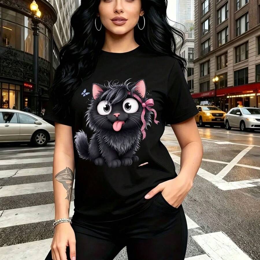 Camiseta de mujer con estampado de gatito negro tierno y esponjoso con moño rosa y mariposa - camiseta casual de manga corta con ajuste cómodo y estilo urbano vibrante, perfecta para pasear por la ciudad o ir al trabajo - regalo ideal para mamá, espo - Negro - Ver 1