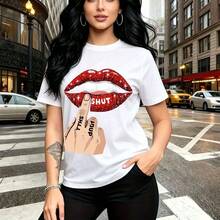 Camiseta de mujer con estampado gráfico de labios rojos brillantes y dedo en gesto de silencio escribiendo "SHUT YOUR MOUTH" - diseño urbano atrevido y moderno, ajuste cómodo y casual ideal para el día a día, perfecta para lucir en calles de la ciuda - Blanco - Ver 11