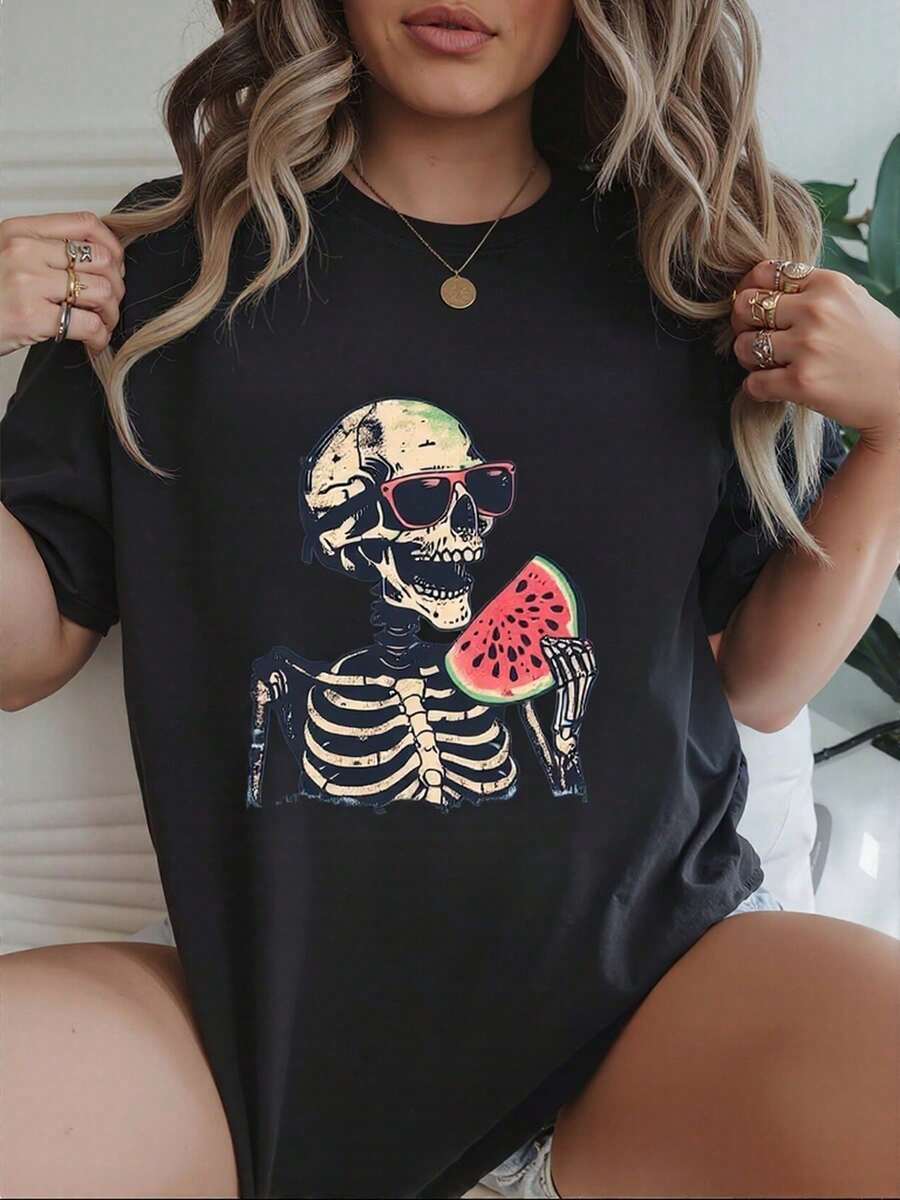 Fun Women's T-Shirt With A Skull And Watermelon Design, Perfect For A Unique And Bold Look At Casual Events. Available In Sizes S, M, L, XL, In Black. Summer And Party Wear. (Women's Casual Blouse, Premium Women's Top, Women's Sports Top) - 黑色 - 查看 1