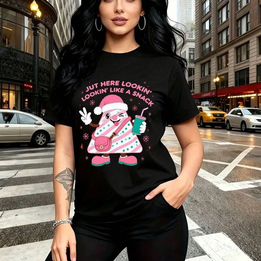 Camiseta de mujer con estampado divertido de cupcake navideño rosa con gorro de Santa, texto "JUST HERE LOOKIN' LIKE A SNACK" y copos de nieve - camiseta casual de manga corta con ajuste cómodo y estilo urbano moderno - ideal para paseos por la ciuda - Negro - Ver 1