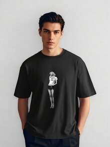 Ropa casual de calle que presenta una camiseta negra de manga corta adornada con un gráfico de una mujer vintage y la frase 'Wonder Who Girl' para uso diario. - Negro - Ver 1