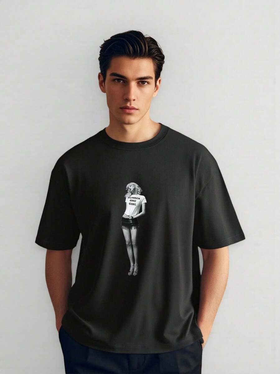 Ropa casual de calle que presenta una camiseta negra de manga corta adornada con un gráfico de una mujer vintage y la frase 'Wonder Who Girl' para uso diario. - Negro - Ver 1