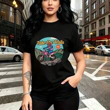 Camiseta de mujer con estampado divertido de motocross y personaje cartoon en terreno rocoso con frase "Take the Trails" - camiseta casual de manga corta con ajuste cómodo y fresco, estilo urbano aventurero perfecto para paseos por la ciudad o evento - Negro - Ver 10