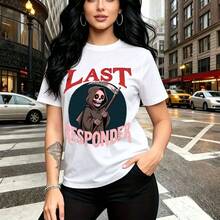 Camiseta de mujer con estampado gráfico de "LAST RESPONDER" y la Parca sosteniendo una guadaña en letras rojas y rosas sobre fondo oscuro - diseño urbano alternativo con cuello redondo, ajuste cómodo y fresco para el clima cálido, perfecta para pasea - Blanco - Ver 11