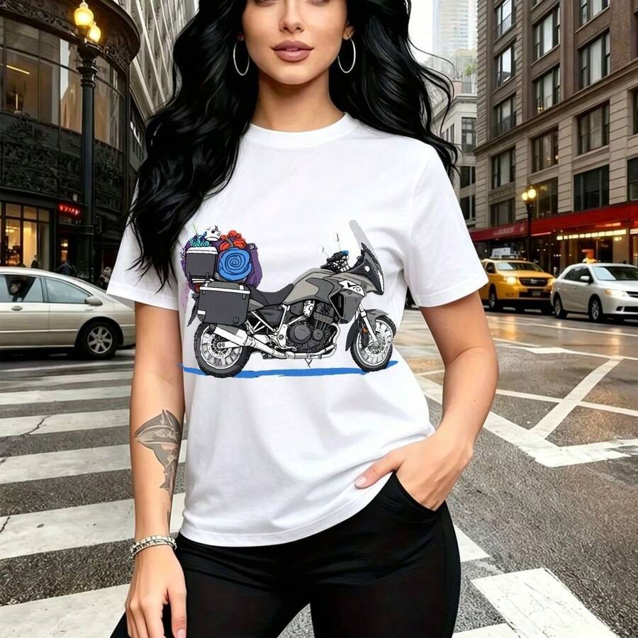 Camiseta de mujer con estampado de chica confiada con tatuaje geométrico y motocicleta de turismo gris con alforjas y flores - camiseta casual de manga corta, ajuste cómodo y estilo urbano vibrante para la ciudad - ideal para paseos por el centro, sa - Blanco - Ver 1