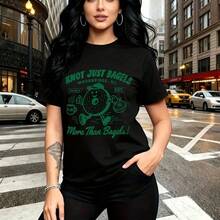 Camiseta de mujer con estampado divertido de bagel animado y frase "KNOT JUST BAGELS" en inglés - diseño urbano con texto "Woodbridge, NJ EST." y personaje sonriente sosteniendo café y pastel - camiseta casual de manga corta con ajuste cómodo y fresc - Negro - Ver 7