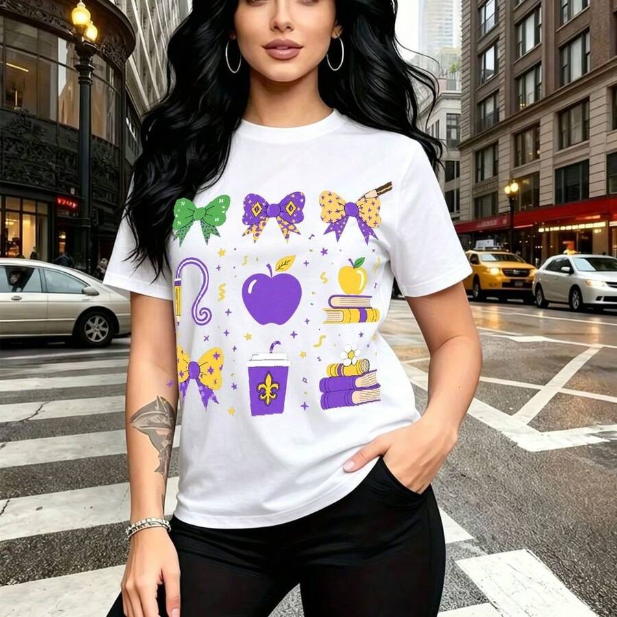 Camiseta de mujer con estampado vibrante de Mardi Gras y arcoíris festivo - diseño con lazos verdes, morados y dorados, ideal para celebrar el Día de Muertos o festividades mexicanas - ajuste casual cómodo y moderno, perfecta para paseos urbanos, fie - Blanco - Ver 1