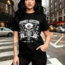 Camiseta de mujer con estampado gótico moderno de calavera de un ojo y texto "DAMNED HURSTAIN" con símbolos orientales - camiseta casual de manga corta, ajuste cómodo y estilo urbano rebelde para el clima nublado - ideal para paseos por la ciudad, sa - Negro - Ver 9