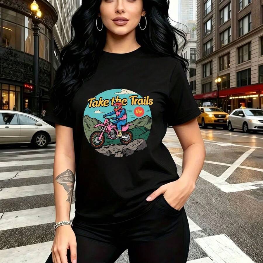 Camiseta de mujer con estampado divertido de motocross y personaje cartoon en terreno rocoso con frase "Take the Trails" - camiseta casual de manga corta con ajuste cómodo y fresco, estilo urbano aventurero perfecto para paseos por la ciudad o evento - Negro - Ver 1