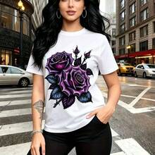 Camiseta de mujer con estampado de rosas estilizadas en morado y azul sobre fondo negro - camiseta casual de manga corta, ajuste cómodo y moderno, estilo urbano con toques góticos - ideal para paseos por la ciudad, salidas casuales y regalo perfecto - Blanco - Ver 1