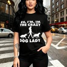 Camiseta de mujer con estampado divertido de frase "ES, I'M, IM THE CRAZY DOG LADY" y gráfico de persona paseando tres perros - camiseta casual de manga corta con cuello redondo, ajuste cómodo y estilo urbano ideal para pasear mascotas o salir con am - Negro - Ver 1