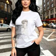 Camiseta de mujer con estampado de luna llena reflejada en agua ondulada - camiseta casual de manga corta, ajuste cómodo y estilo urbano moderno - ideal para paseos por la ciudad, encuentros casuales y regalo perfecto para mamá, esposa, novia, herman - Blanco - Ver 7