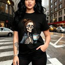 Camiseta de mujer con estampado de esqueleto femenino con moño y chaqueta vaquera sosteniendo taza de café - diseño urbano y divertido, ajuste cómodo para el día a día, ideal para paseos por la ciudad, citas casuales y como regalo perfecto para mamá, - Negro - Ver 11