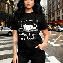Camiseta de mujer con estampado de gato relajado sobre libro y taza de café humeante con frase "Life is better with coffee & cats and books" - camiseta casual de manga corta con cuello redondo, ajuste cómodo y estilo urbano ideal para pasear por la c - Negro - Ver 11
