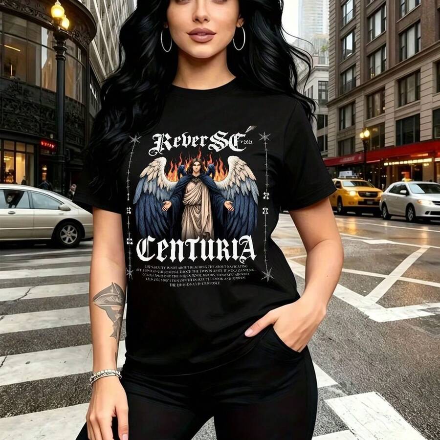 Camiseta de mujer con estampado gótico "Reverse Centuria" y figura angelical alada sobre llamas - diseño urbano alternativo de cuello redondo, ajuste cómodo y estilo rebelde - ideal para paseos por la ciudad, salidas nocturnas y como regalo perfecto - Negro - Ver 1