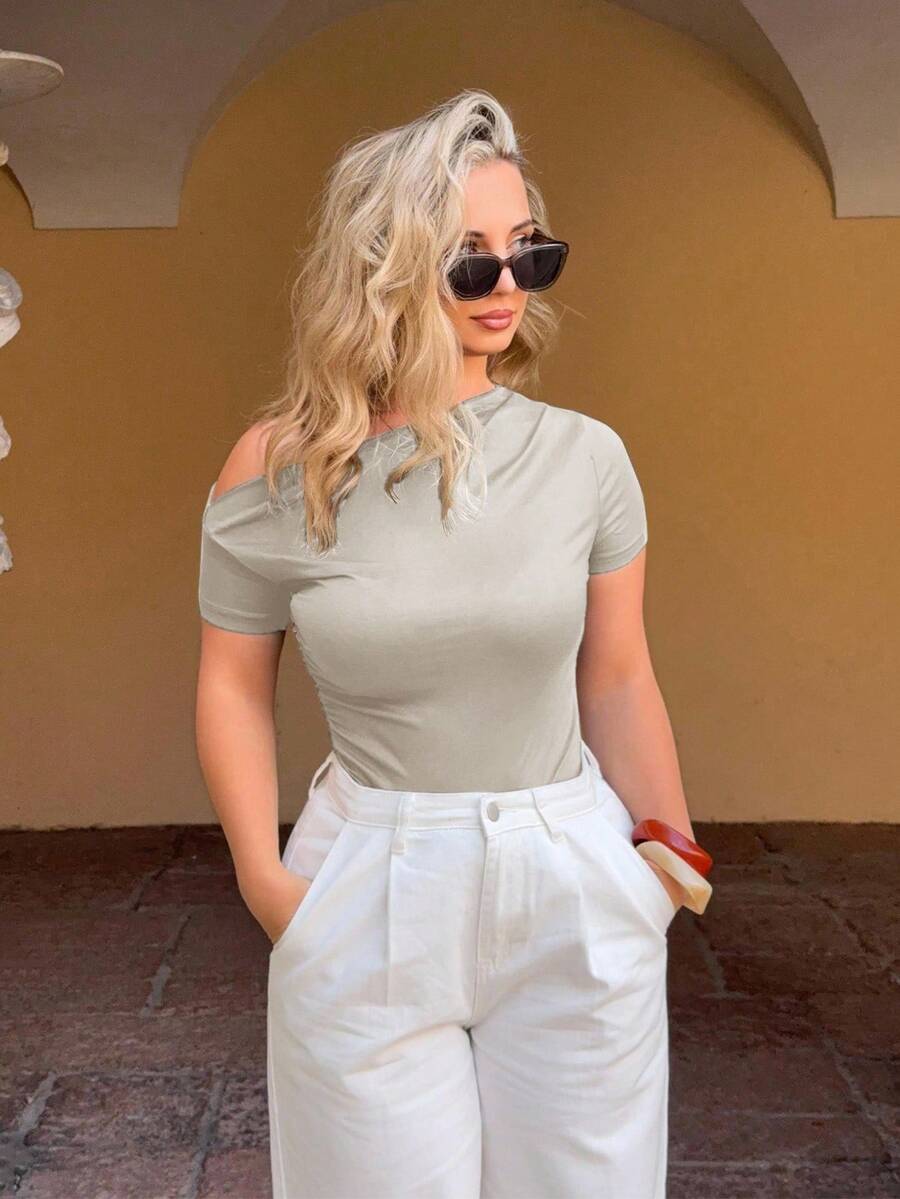 Camiseta de manga corta con hombros asimétricos, ajuste ceñido y unicolor elegante para mujer, para el verano - Beis - Ver 1
