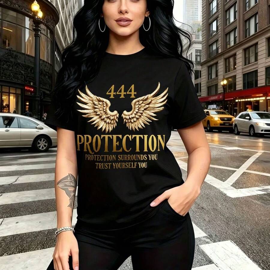 Camiseta de mujer con estampado de alas doradas y número 444, frase "PROTECTION SURROUNDS YOU TRUST YOURSELF YOU" - diseño moderno y empoderador con ajuste cómodo y estilo urbano casual - ideal para paseos por la ciudad, salidas nocturnas y como rega - Negro - Ver 1