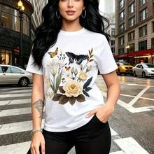Camiseta de mujer con estampado floral y de insectos incluyendo rosas crema, lirios cala amarillos y mariposas azul naranja - camiseta casual de manga corta con ajuste cómodo y estilo urbano vibrante - ideal para paseos por la ciudad, salidas casuale - Blanco - Ver 10