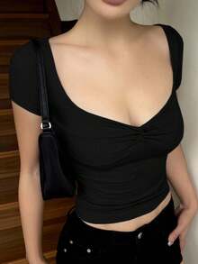 Camiseta de mujer de manga corta ajustada con cuello en forma de corazón y detalle de nudo delantero, top de verano para salir - Negro - Ver 1