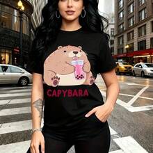 Camiseta de mujer con estampado de capibara bebiendo bubble tea y texto "CAPYBARA" - camiseta casual de cuello redondo, ajuste cómodo y estilo urbano divertido - ideal para paseos por la ciudad, salidas con amigas y regalo perfecto para mamá, esposa, - Negro - Ver 9