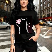 Camiseta de mujer con estampado de silueta de gato blanco, flores rosas y corazones sobre fondo oscuro - camiseta casual de manga corta con ajuste cómodo y estilo urbano moderno - ideal para paseos por la ciudad, encuentros casuales y regalo perfecto - Negro - Ver 7