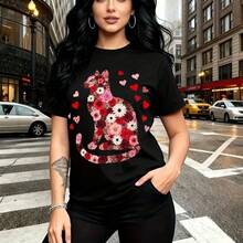 Camiseta de mujer con estampado floral de gato en tonos rosa y rojo rodeado de corazones - diseño moderno y whimsical, ajuste cómodo y estilo urbano chic para calles de la ciudad - ideal para citas románticas, salidas con amigas o como regalo perfect - Negro - Ver 8