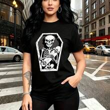 Camiseta de mujer con estampado de esqueleto tocando guitarra eléctrica dentro de un ataúd abierto - diseño rockero y alternativo con postura relajada, ajuste cómodo y fresco para el clima cálido, ideal para paseos urbanos, conciertos o salidas casua - Negro - Ver 8