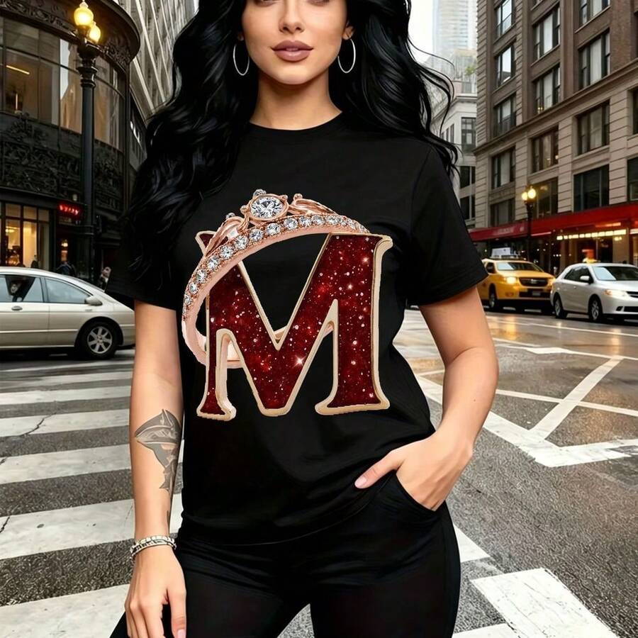Camiseta negra de mujer con estampado de letra "M" brillante y tiara de cristales - diseño urbano con ajuste cómodo y fresco, ideal para paseos por la ciudad, salidas nocturnas o fiestas - regalo perfecto para mamá, esposa, novia, hermana mayor y her - Negro - Ver 1