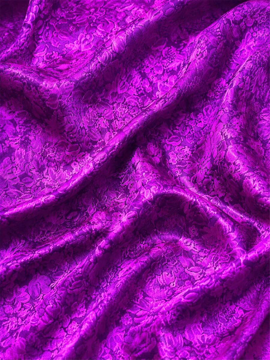 1 tấm vải gấm jacquard hoa màu tím, chất liệu dệt cao cấp với họa tiết hoa nổi, mềm mại, thoáng khí, thích hợp cho trang phục dạ hội, váy, khăn trải bàn, rèm cửa, trang trí nhà cửa sang trọng và đa năng cho các dự án may vá DIY.