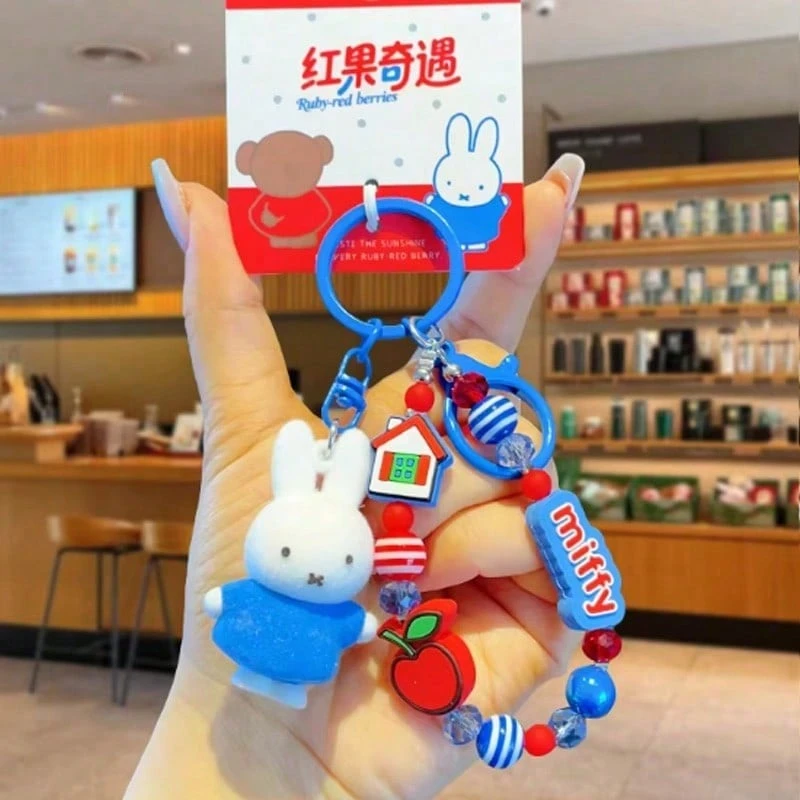 Miffy兔子紅色水果冒險系列鑰匙圈，可愛兔子毛絨吊飾，情侶包包掛飾，可愛草莓與櫻桃主題鑰匙圈，女性背包裝飾，精美動漫角色鑰匙圈