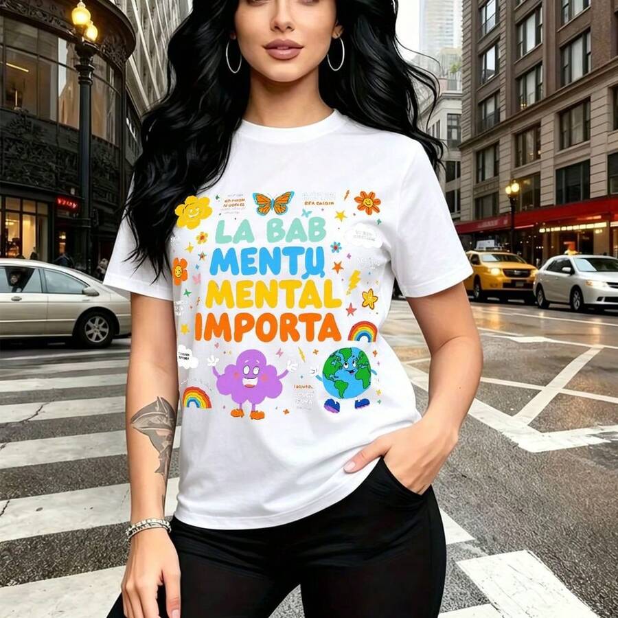 Camiseta de mujer con estampado divertido y colorido que dice "LA BAB MENTU IMPORTA" con flores, mariposas y nubes - camiseta casual de cuello redondo, ajuste cómodo y moderno, estilo urbano y alegre - ideal para paseos por la ciudad, reuniones famil - Blanco - Ver 1