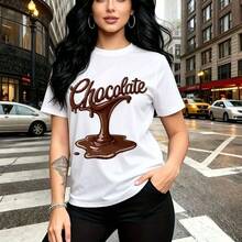 Camiseta de mujer con estampado elegante de chocolate derritiéndose en fuente cursiva marrón y diseño artístico - camiseta casual de manga corta con ajuste cómodo y moderno, estilo urbano chic para la ciudad - ideal para salidas casuales, paseos por - Blanco - Ver 1