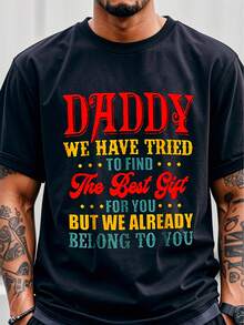 Ropa casual para hombre, camiseta de algodón puro para papá, camiseta divertida para el Día del Padre - Camiseta gráfica con la frase "Papi, hemos tratado de encontrar el mejor regalo para ti, pero ya te pertenecemos" - con letras rojas y amarillas, regalos para papás, camisetas. - Negro - Ver 1
