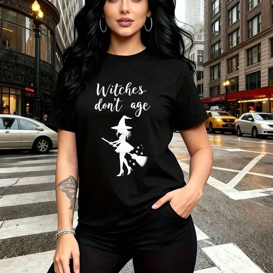 Camiseta de mujer con estampado "Witches don't age" y silueta de bruja en escoba - diseño gótico moderno con tipografía cursiva, ajuste cómodo y estilo urbano alternativo para calles y fiestas - regalo perfecto para mamá, esposa, novia, hermana mayor - Negro - Ver 1