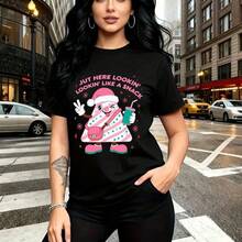 Camiseta de mujer con estampado divertido de cupcake navideño rosa con gorro de Santa, texto "JUST HERE LOOKIN' LIKE A SNACK" y copos de nieve - camiseta casual de manga corta con ajuste cómodo y estilo urbano moderno - ideal para paseos por la ciuda - Negro - Ver 11