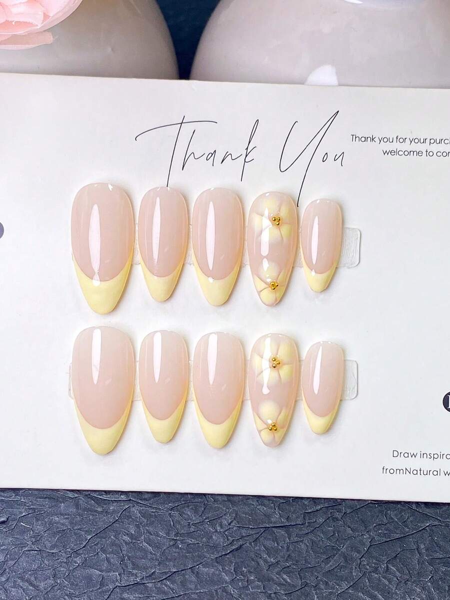 10 Stücke handgefertigte Press-On-Nägel, kurze Nägel, Sommernägel, gelbe Nägel, mit nudefarbener rosa Basis, zartgelben French-Tips und handgemalten gelben Blumendetails mit Goldakzenten, perfekt für den täglichen Gebrauch, Frühlings-/Sommerausflüge und besondere Anlässe. - Gelb - Übersicht 1