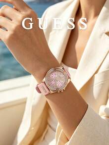 Guess Jam Tangan Multifungsi Wanita Warna Rose Gold, Tali Silikon Merah Muda, Bezel Bertabur Kristal, Dial Berlian Imitasi, Kronograf, Jam Tangan Wanita Berkilau yang Modis - Satu-Ukuran - View 2